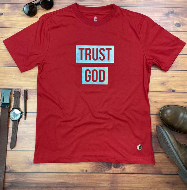 Camiseta Masculina Vermelha Trust God Holográfica