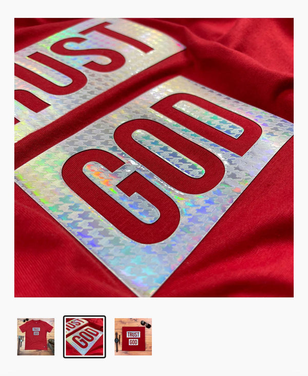 Camiseta Masculina Vermelha Trust God Holográfica